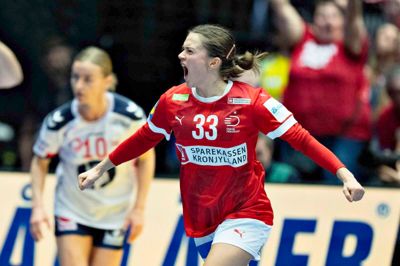 Emma Friis brøler sin glæde ud efter en scoring i semifinalen mod Norge. Det opgør var lige ved at blive det store svendestykke for det danske landshold. Men spillemæssigt imponerede holdet ikke Kasper Christensen.