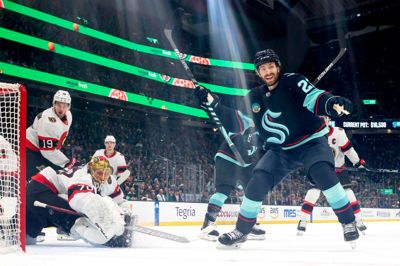 Oliver Bjorkstrand har meget at juble over for tiden. Natten til fredag landede han og Seattle Kraken den sjette sejr på stribe i NHL. For nylig rundede han selv sin kamp nummer 500 i verdens bedste liga, og nu er han udtaget til All Star-kampen.
