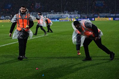 Fansene er uenige i klubbernes beslutning om at åbne for, at investorer kan købe en andel af de fremtidige tv-indtægter i tysk fodbold. På billedet samles tennisbolde ind under en kamp mellem Bochum og Bayern München 18. februar. (Arkivfoto).