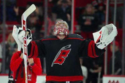 Natten til fredag dansk tid slog Frederik Andersens hold gæsterne Montreal Canadiens på hjemmebane i Raleigh 4-1. Andersen kom tilbage med fuld kraft efter blodprop og stod for i alt 24 redninger. Foto: James Guillory/Ritzau Scanpix