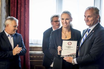 Formand for Dansk Tennis Forbund, Henrik Thorsøe Pedersen, overrækker prisen som årets tennisspiller 2017 til Caroline Wozniacki. Det skete på Københavns Rådhus 30. april 2018. (Arkivfoto).