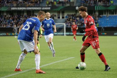 Moldes danske forsvarsspiller Anders Hagelskjær er her i aktion mod Club Brugge i Conference League for en uge siden. Molde vandt 2-1 på kunstgræsset og sendte Norge forbi Danmark på koefficientranglisten. (Arkivfoto).