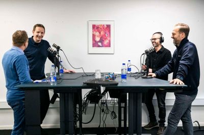 I en ny podcast ser Folkebladet frem mod forårets slutspil for FC Midtjylland. Panelet består af FCM-fan Kent J. Nielsen (bagerst til venstre), sportsredaktør Jørn Just og tidligere FCM'er Ulrik Lindkvist. Vært er nyheds- og digitalredaktør Thomas Færch (bagerst til højre.) Foto: Malene Korsgaard