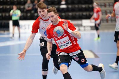Kasper Kvist i aktion for HC Midtjylland, der leverede en stærk indsats, men måtte se sig slået med en enkelt scoring i de sidste sekunder mod HØJ. Fløjspilleren var skuffet efter kampen, men fremhævede holdets præstation og samarbejde som positive elementer
