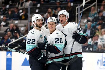 Oliver Bjorkstrand (nr. 22) lagde op til et mål og scorede også en enkelt gang selv for Seattle Kraken, der vandt over San Jose Sharks i NHL. Foto: Ezra Shaw/Ritzau Scanpix