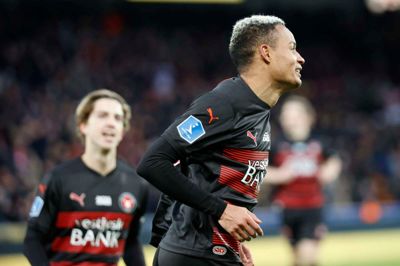 Paulinho (t.h.) og FC Midtjylland kommer ind til sæsonens sidste 10 kampe i superligaen i førerposition. Men hverken Brøndby eller FC København er hægtet af endnu.