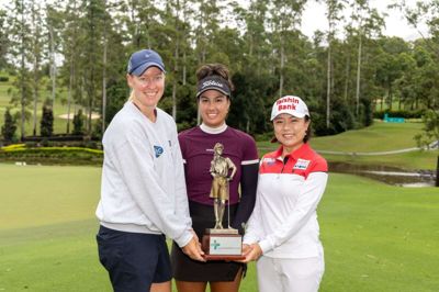 Nicole Broch Estrup (til venstre), Jess Whitting (i midten) og Tsai Pei-Ying (til højre) deler trofæet i Australian Women's Classic 2024.