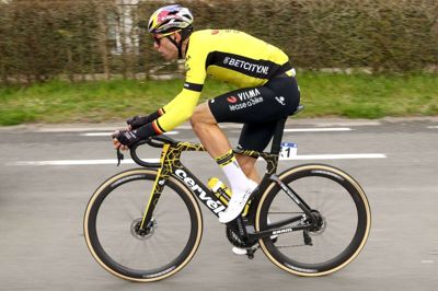 Wout Van Aert har ikke siddet på en cykel, siden han i sidste uge styrtede i Dwars door Vlaanderen.