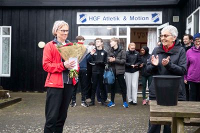 78-årige Ingela Bluhm (t.v.) vandt for små tre uger siden EM-guld i længdespring i aldersklassen 75-79 år. EM-titlen blev tirsdag fejret i hendes klub, Herning GF Atletik & Motion, på en træningsaften med tæt på 50 klubkammerater rundt om den erfarne atlet.