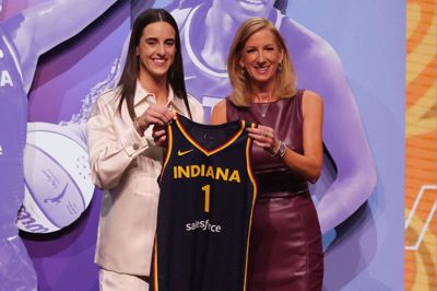 Indiana Fevers valgte helt som forventet det 22-årige basketfænomen Caitlin Clark med det første valg i WNBA-draften.