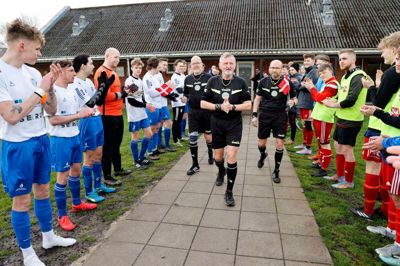 Spillerne stod espalier, da Thorkild Langhoff gik på banen til sin kamp nummer 3000 som fodbolddommer. Det var serie 5-kampen mellem Herning KFUM og Sunds IF, der i øvrigt blev en målrig og tæt affære, som sluttede 3-3.