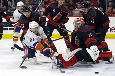 Den danske målvogter Frederik Andersen (nummer 31) blev passeret tre gange i opgøret mod New York Islanders natten til tirsdag. Holdkammeraterne formåede dog at score fem gange, så Carolina Hurricanes kunne tage endnu en sejr i slutspilsrunden. Foto: Ritzau Scanpix