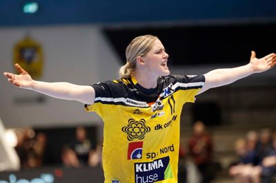 Ikasts-profilen Sarah Iversen er udtaget til OL. Hun tager klubkammeraterne Simone Petersen og Emma Friis med. Også hendes søster, Rikke Iversen fra Team Esbjerg, er udtaget.