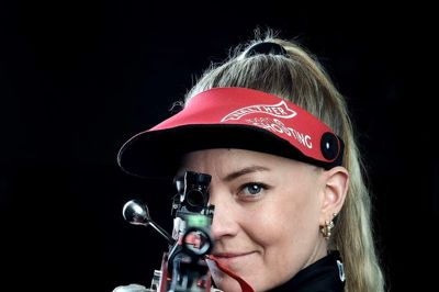 33-årige Rikke Mæng Ibsen fra Sunds har i de seneste år hørt til verdenseliten i riffelskydning. I morgen sigter skytten fra Ørre og Trehøje Skytteforening efter en plads i finalen på 50 meter fra tre positioner.