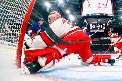 Frederik Andersen disker op med én af sine 29 redninger i nattens sejr over New York Islanders.