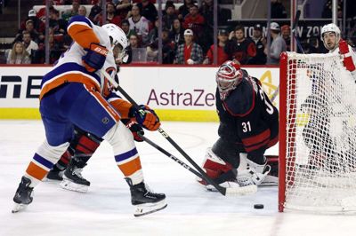 Frederik Andersen, som har nummer 31 på skulderen, var natten til onsdag i målet for Carolina Hurricanes, da holdet sikrede en plads i kvartfinalen i NHL-slutspillet. Foto: Karl B Deblaker/Ritzau Scanpix