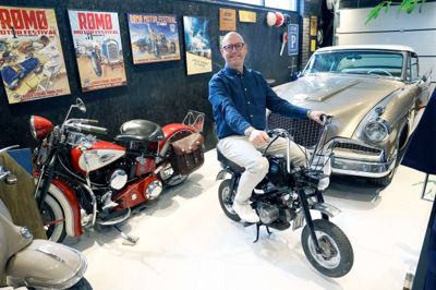 Ulrich Gorm Albrechtsen er faktisk uddannet automekaniker, selv om han aldrig har arbejdet som sådan. I stedet har han som autodidakt arbejdet med markedsføring og kommunikation. Uddannelsen kommer ham til gode, når han i fritiden trækker ud i herreværelset og skruer i køretøjer af forskellig slags. I baggrunden ses den fine Studebaker, som han har arvet efter sin far, Gorm Albrechtsen, der i mange år var chefredaktør på Herning Folkeblad.