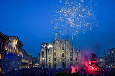 Inters fans fyrede godt op under romerlysene på Piazza Duomo, hvor spillernes busrute sluttede.