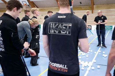 I Sunds-truppen har man stor respekt for træner Jens Hagbarth (t.h.), der foruden stor floorball-viden kommer med et kæmpe engagement.