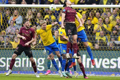 FC Midtjylland har i denne sæson tabt samtlige tre indbyrdes opgør mod Brøndby. Her er Henrik Dalsgaard (t.v.) og Gue-sung Cho på forgæves pointjagt under holdenes seneste duel - 21. april, hvor Ulvene tabte 1-2 på Brøndby Stadion.