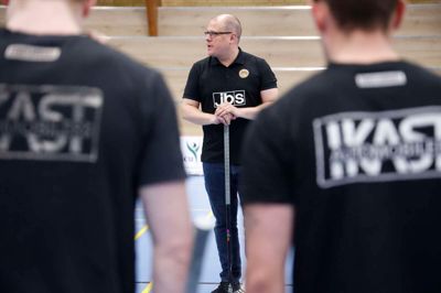 40-årige Jens Hagbarth er cheftræner for Sunds Seahawks. Han håber, at samarbejdet med spillerne kulminerer i dag, når Sunds spiller DM-finale mod Frederikshavn. Seahawks har også været i finalen de to seneste år, men har stadig ikke prøvet at vinde DM-guld.