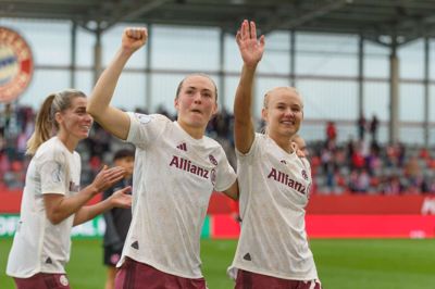 Pernille Harder (t.h.) jubler over en scoring med sin holdkammerat og kæreste, svenske Magdalena Eriksson. Nu kan parret også juble over et tysk mesterskab med Bayern München.