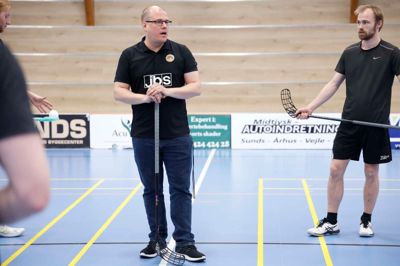 Sunds Seahawks tabte lørdag DM-finalen 3-8 til Frederikshavn. Bagefter tog cheftræner Jens Hagbarth (t.v.) en tårevædet afsked med spillerne. Af familiemæssige grunde stopper han som træner i Sunds.