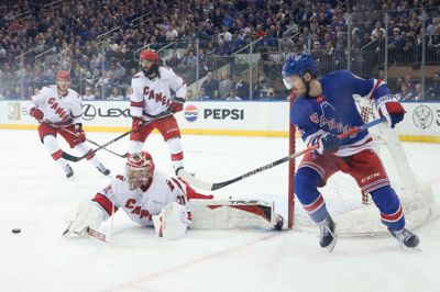 Frederik Andersen afviser pucken i spektakulær stil. Men Carolina Hurricanes tabte for anden gang i træk til New York Rangers i NHL-slutspillet om Stanley Cup.