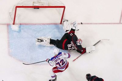 Carolina Hurricanes målvogter Pyotr Kochetkov ses her under redning under kampen natten til onsdag. Danske Frederik Andersen var med fra bænken.
