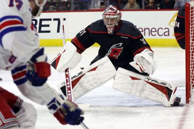 Herningensiske Frederik Andersen kommer hjem til OL-kvalifikationen. Her er en han i aktion for sit NHL-mandskab, Carolina Hurricanes. Foto: Ritzau Scanpix