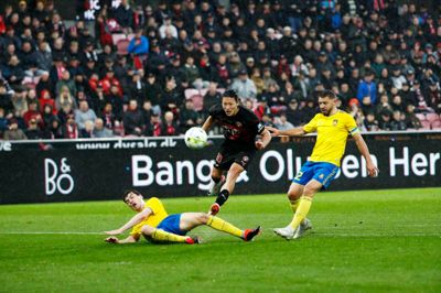 Gue-sung Cho (t.h.) og FC Midtjylland vandt det vigtige og seneste topbrag over Brøndby, men DM-guldet ender formentlig på den københavnske vestegn. Det vurderer fodboldeksperten Morten Bruun.