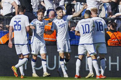 FC Københavns Kevin Diks blev tiljublet efter sit mål til 1-1 i superligakampen ude mod Brøndby. FCK endte med at vinde kampen med 3-1.