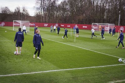 Det danske fodboldlandshold er vant til at træne på en slidstærk hybridgræsbane i Helsingør. Under EM i Tyskland bliver det kun på græs, til gengæld er græsset helt nyanlagt.