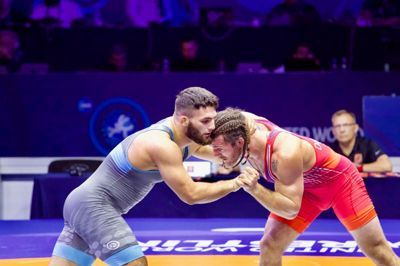 Turpal Bisultanov (t.v.), der her kæmper mod serbiske Zurabi Datunashvili under VM-finalen i 2022, undskylder for den missede OL-billet. Herningenseren satser på at komme til OL i USA om fire år.