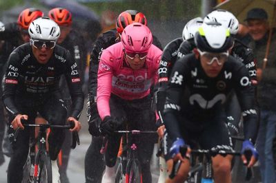 Tadej Pogacar i lyserødt og resten af feltet blev mødt af heftigt regnvejr på størstedelen af tirsdagens etape.