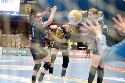 Ikasts Marketa Jerabkova har fyret kanonen af mod Odense. Set over 60 minutter var der dog lige præcis mere krudt i Odense., der vandt den første bronzekamp