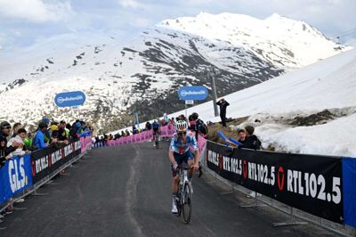 DSM-holdets Romain Bardet klatrer her på en stigning på søndagens 15. etape i Giro d'Italia. (Arkivfoto).