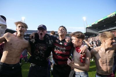 Fans og spillere fejrede sammen guldet på MCH Arenas græs.
