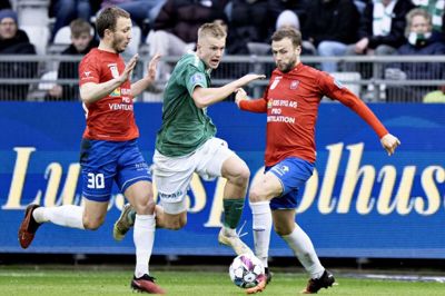 Isak Jensen (i midten) har i 28 optrædener for Viborg nettet syv gange. (Arkivfoto).