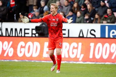 35-årige Jonas Lössl har været skadet i de seneste to superligaopgør, men kan mod Silkeborg spille sin kamp nummer 236 for hjerteklubben FC Midtjylland. Søndagen ender enten med guldtriumf eller DM-sølvmedaljer.