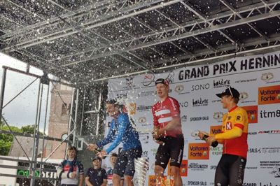 Rasmus Søjberg Pededsen (i.m.) vandt årets udgave af Grand Prix Herning og sprøjter her champagne med nummer to, Daniel Stampe (t.v.) og Erik Madsen. Foto: Thomas Damm