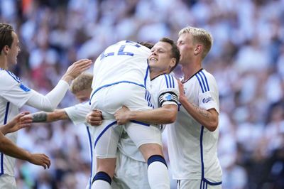 Assistmager Peter Ankersen får en lufttur af målscorer Viktor Claesson i Parken.