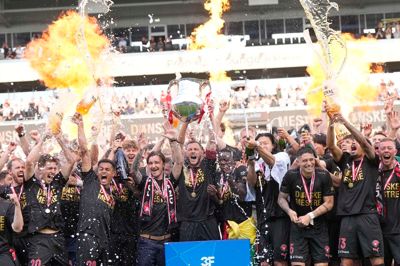Skumsprøjt, flammekastere og en guldpokal! FC Midtjylland vinder det danske mesterskab.
