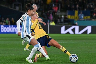 Argentinas Julieta Cruz ses her i nærkamp med svenske Hanna Bennison under sidste års VM-slutrunde.