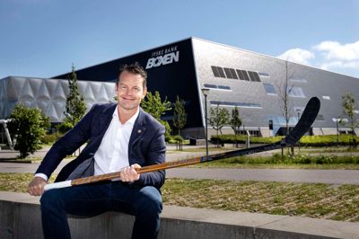 Herningensiske Ulrik Larsen er direktør for den danske del af VM 2025, og han ser frem til at byde velkommen til et væld af begejstrede ishockeyfans fra blandt andet Tjekkiet, Schweiz, Tyskland, Norge og Ungarn næste år.