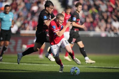 Aral Simsir (t.v.) blev med en scoring og en halv assist afgørende for FC Midtjyllands gyldne comeback i anden halvleg.