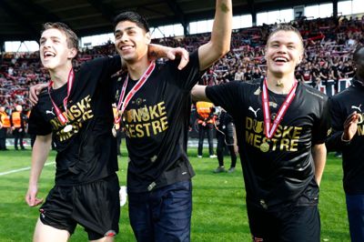 FC Midtjylland vandt sit seneste danske mesterskab i 2024. Valdemar Byskov (t.v.), Dario Osorio og Victor Bak fester med guldet om halsen. Nu venter et spændende forår, hvor Ulvene er bookmakernes favorit til at overhale AGF og tage et nyt dansk mesterskab.