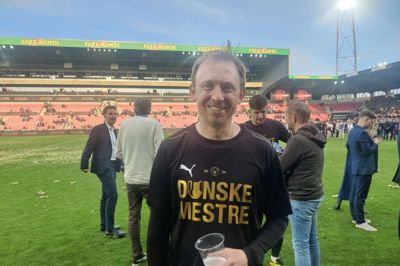 Chefanalytiker Søren Bjerg fejrer mesterskabet med en kølig fadøl. Det er hans fjerde DM-titel med klubben. Foto: Jørn Just Kristensen