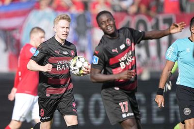 Ola Brynhildsen (t.v.), der her jubler med topscorer Franculino Djú over sin scoring til 2-2, var med til at vende lokalopgøret og gulddysten mod Silkeborg.