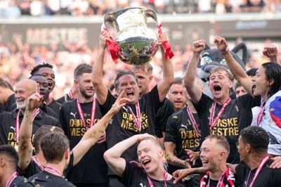 Cheftræner Thomas Thomasberg hæver pokalen. FC Midtjylland er danske mestre i sæsonen 2023/24.